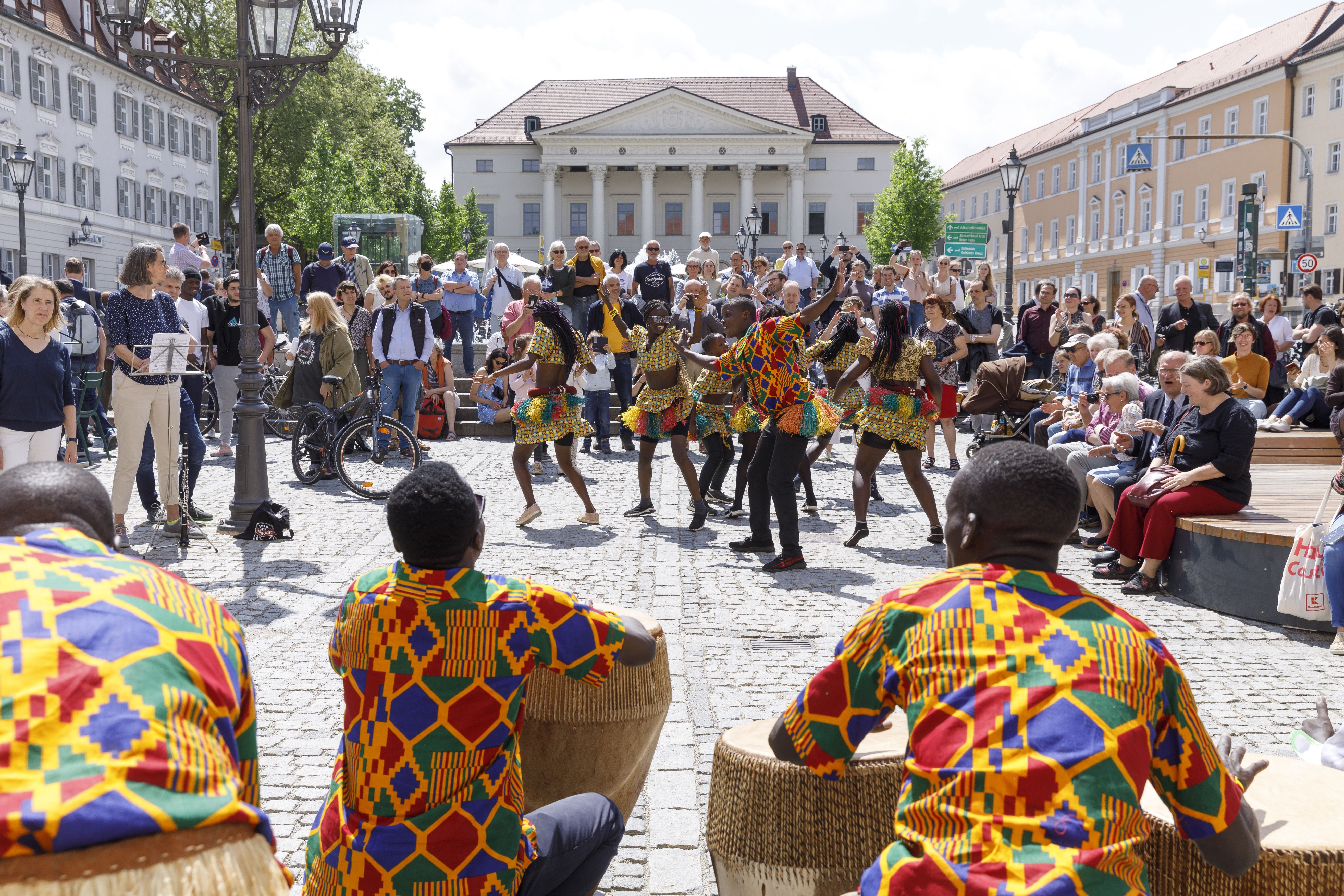 Fotografie: Auftritt der IMLS Chamuka Band und den Blechbläsern der städtischen Sing.- und Musikschule am Bismarckplatz am 13. Mai 2022