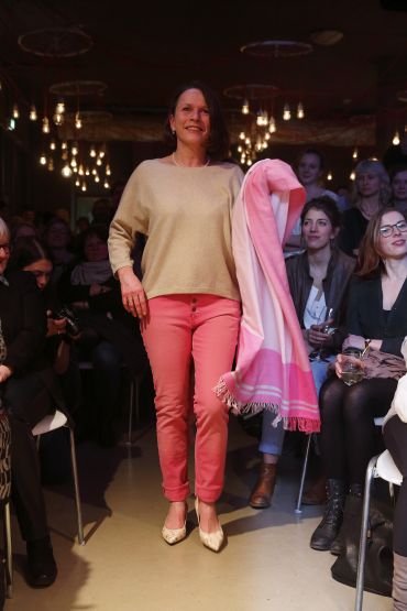 Bürgermeisterin Gertrud Maltz-Schwarzfischer präsentierte selbst auf einer Modenschau im Degginger fair produzierte und gehandelte Kleidung.