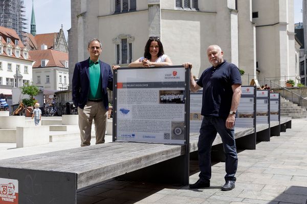 EU-Projekt REDISCOVER, Temporäre Installation am Neupfarrplatz
Links, Wolfgang Dersch, Kulturreferent Stadt Regensburg
Mitte Daniela Laudehr, Stabsstelle Erinnerungs- und Gedenkkultur, Extremismusprävention und Stärkung gesellschaftlicher Zusammenhalt
Rechts Dr. Hermann Hage, Bildungsreferent Stadt Regensburg