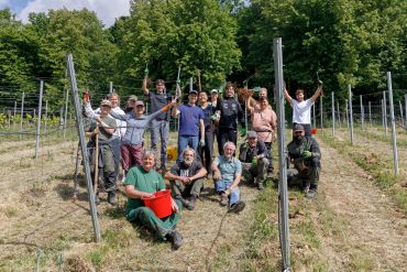 Fotografie: Gruppenfoto der freiwilligen Helferinnen und Helfer sowie die Mitarbeiter des Gartenamts