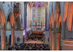 Konzert in einer Kirche. Orchester und Chor mit Publikum  (C) Uwe Moosburger