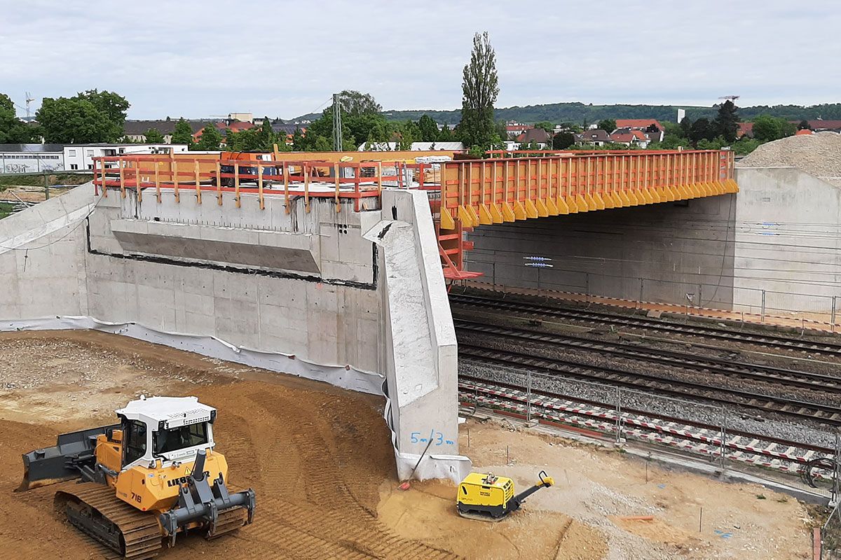 Fotografie – Neubau der Klenzebrücke - Fotografie – Aktuell werden beim Neubau zur Klenzebrücke beide Widerlager hinterfüllt