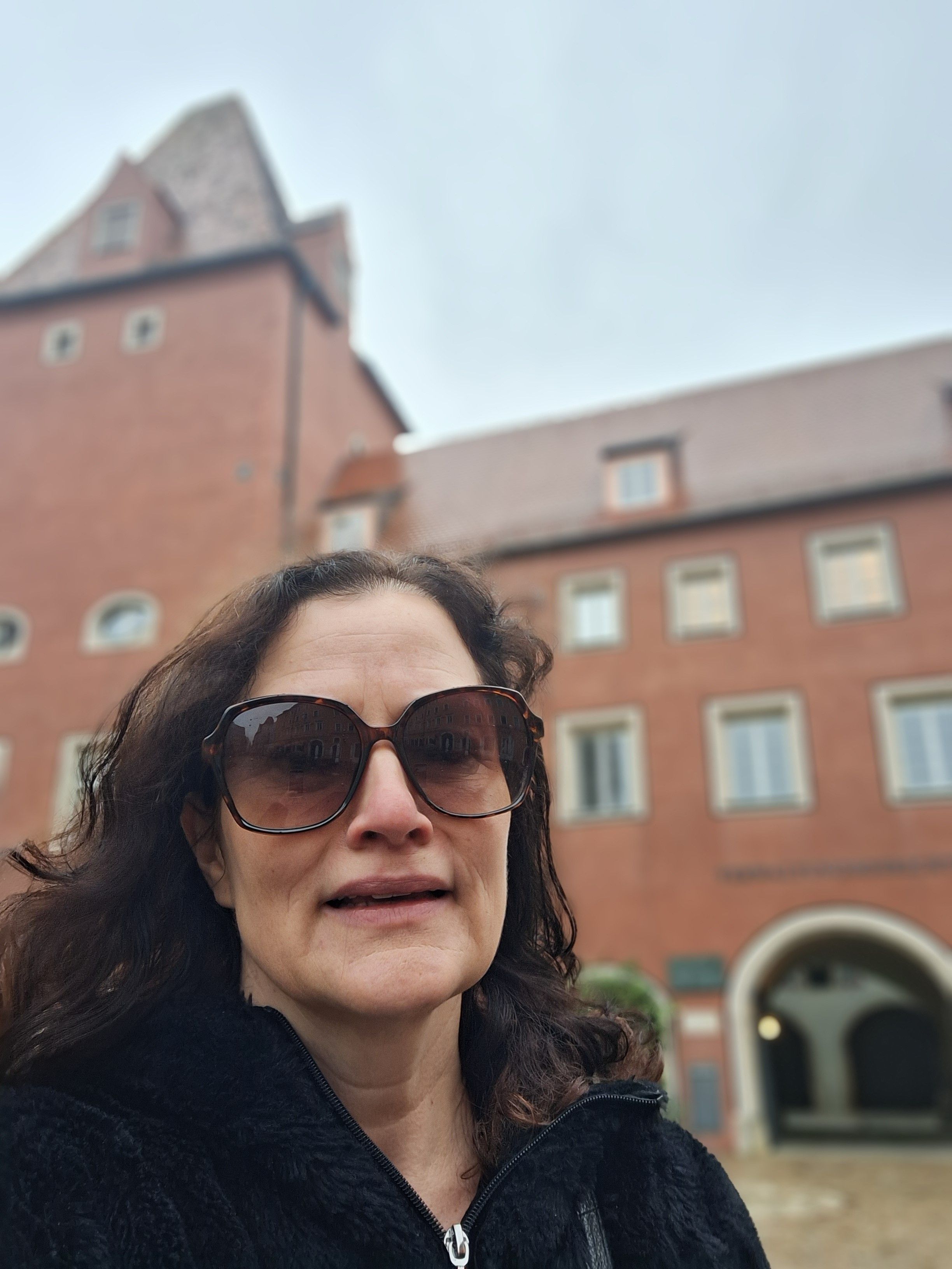Fotografie – Eva Honold vor dem Veranstaltungsort Verwaltungsgericht
