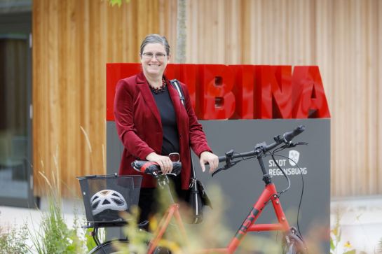 Fotografie: Dr. Nicole Litzel mit Fahrrad