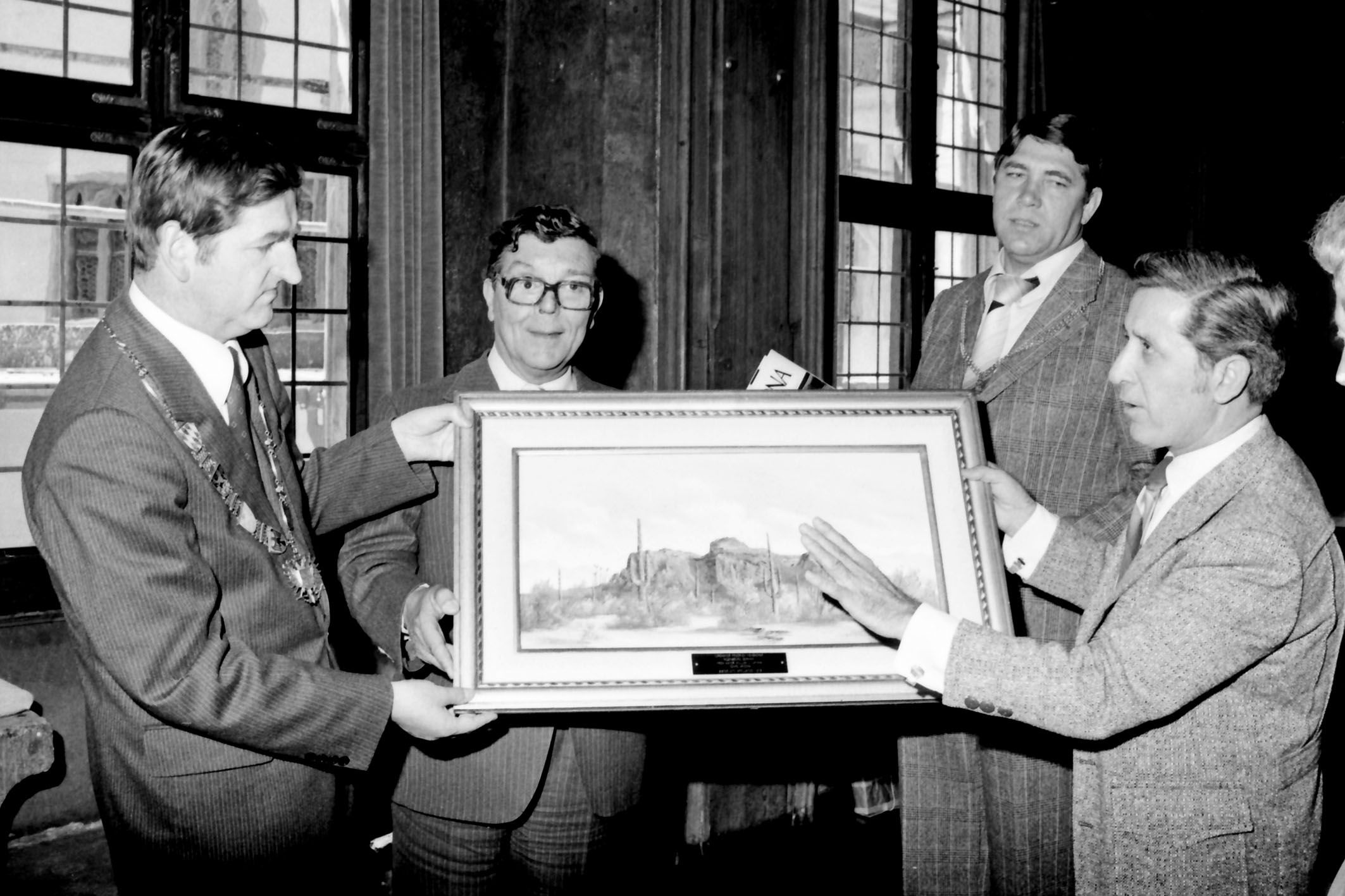 Fotografie: Übergabe eines alten Gemäldes