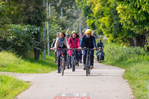 Fotografie: Gemeinsam mit Oberbürgermeisterin Gertrud Maltz-Schwarzfischer, Planungs- und Baureferent Florian Plajer und Tanja Flemmig, Leiterin des Stadtplanungsamts, konnten die Gäste ein Stück der neuen „Radlroute 05“ in einem Fahrradkorso kennenlernen.