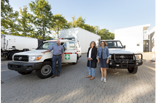 Fotografie: Oberbürgermeisterin Gertrud Maltz-Schwarzfischer mit den beiden Toyota Pick-ups für Odessa 