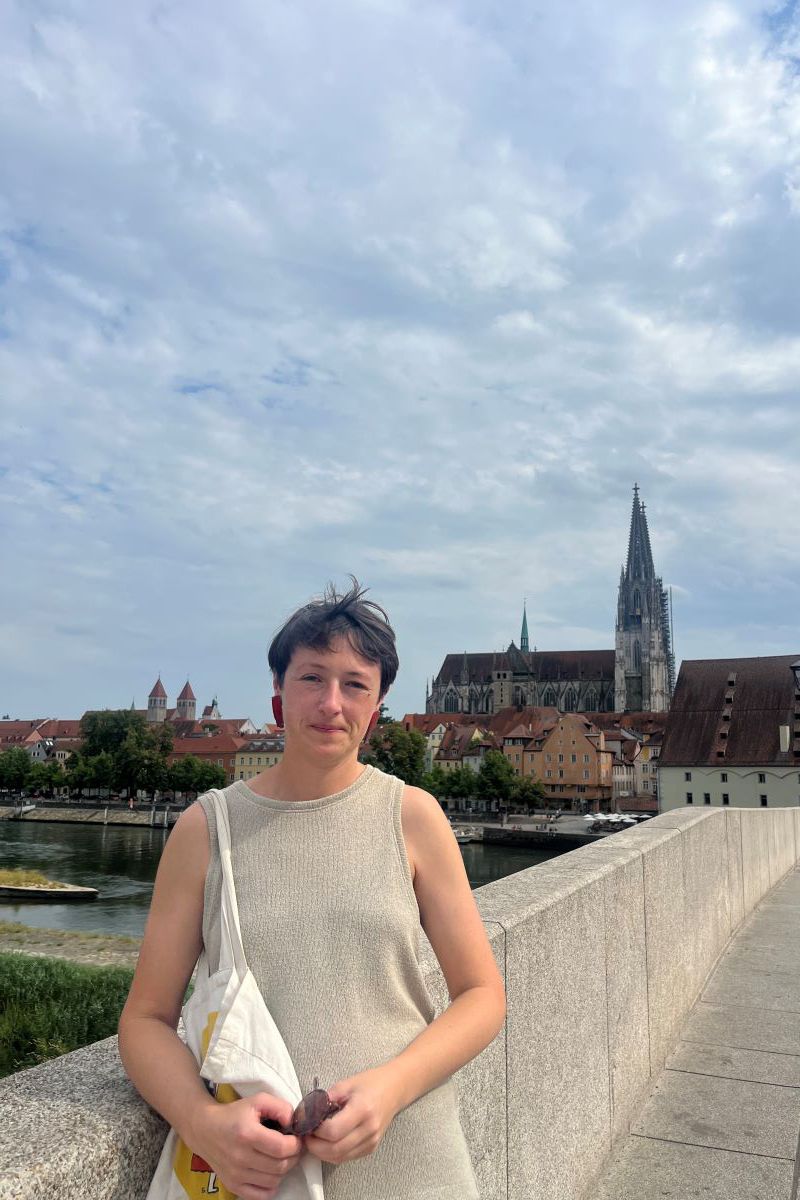 Fotografie - Marina Guyot auf der Steinernen Brücke mit Dom im Hintergrund