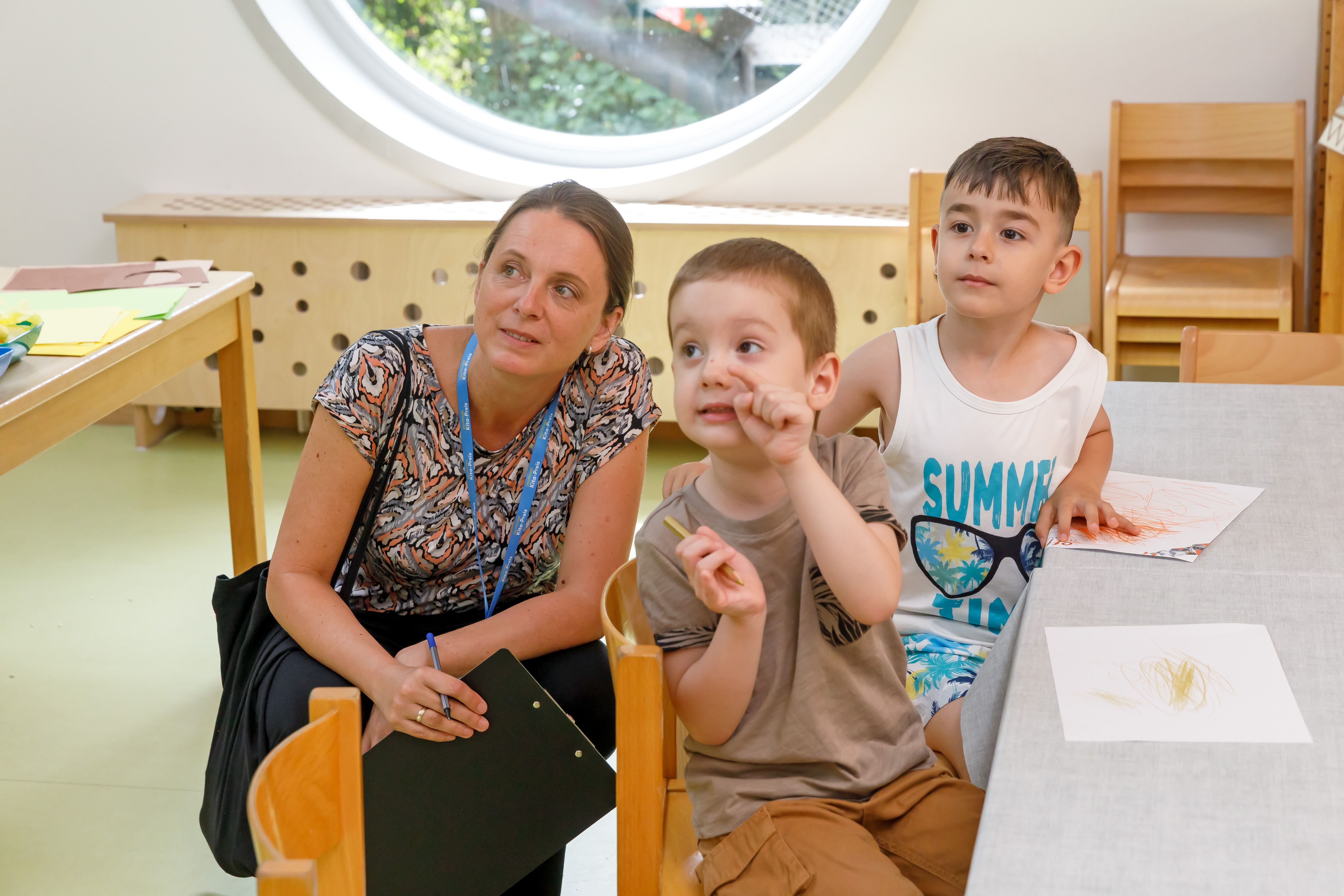 Fotografie: Die Kita-Preis-Expertin Stepanka Busuleanu will auch von den Kindern selbst wissen, wie es ihnen in der Kita gefällt.