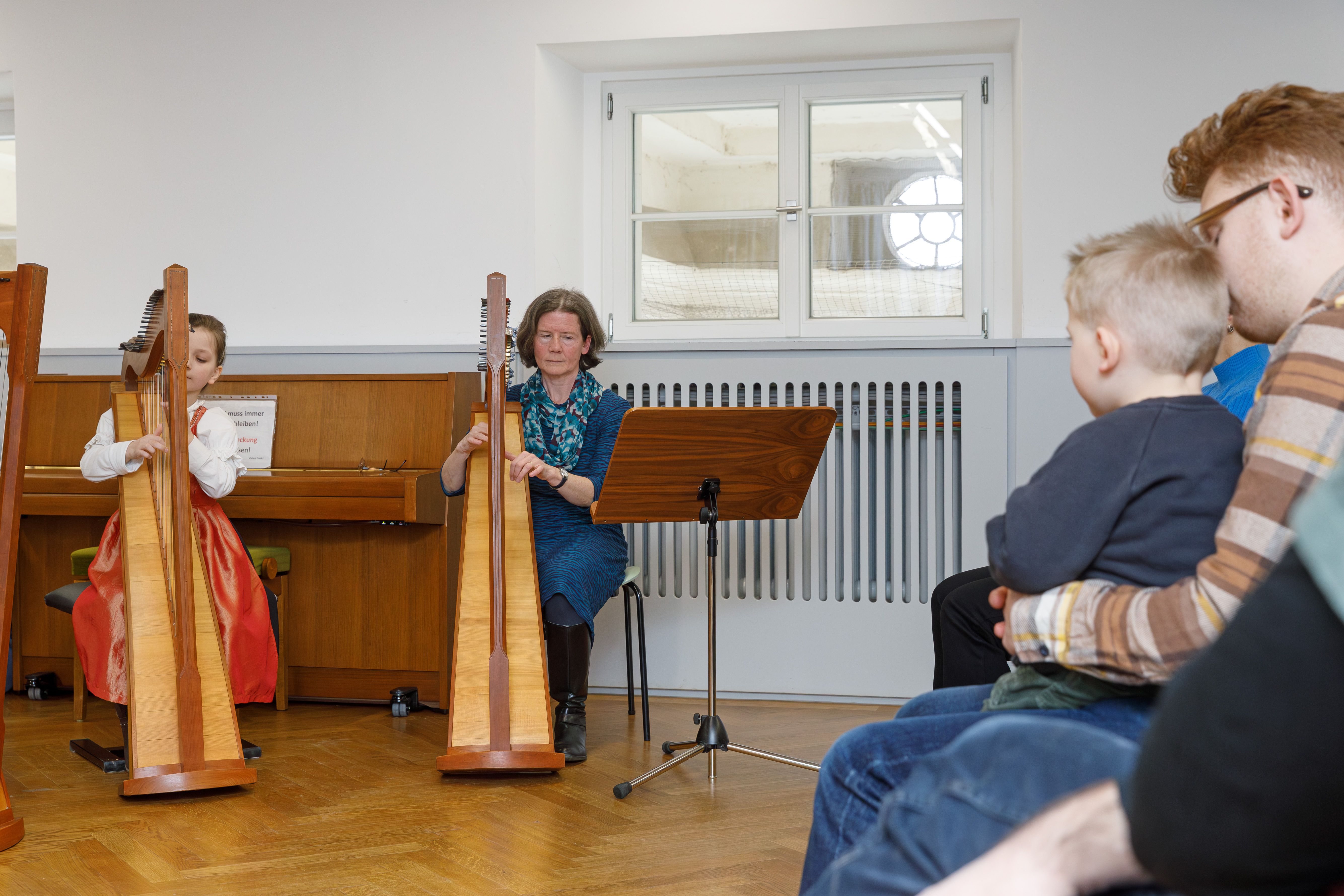 Harfenensemble beim Vorspiel
