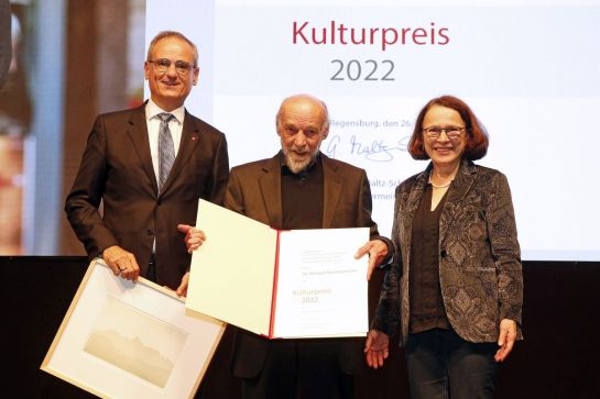 v. l.: Kulturreferent Wolfgang Dersch, Kulturpreisträger Dr. Medard Kammermeier und Oberbürgermeisterin Gertrud Maltz-Schwarzfischer