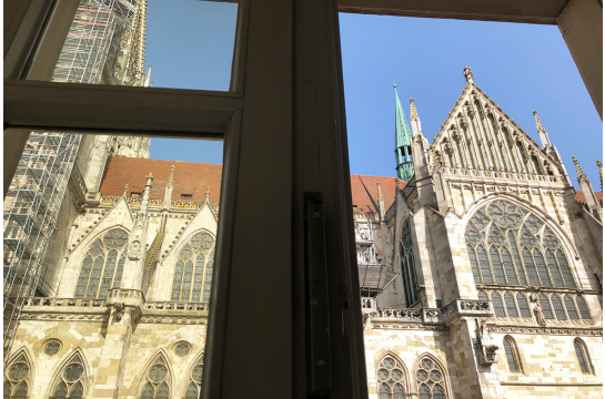 Fotografie - der Regensburger Dom von der Seite