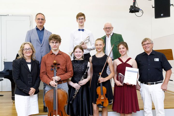 Hildegard-Schmalzl-Musikstiftung - Preisverleihung 2022 - Gruppenbild mit den Preisträgerinnen und Preisträgern (C) Bilddokumentation Stadt Regensburg Hildegard-Schmalzl-Musikstiftung - Preisverleihung 2022 - Gruppenbild