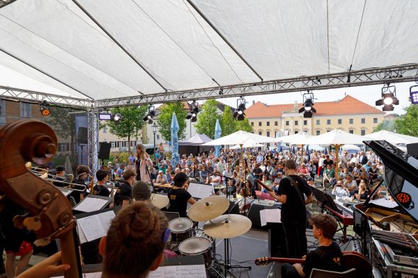 Fotografie: Blick von der Bühne auf den gefüllten Bismarckplatz
