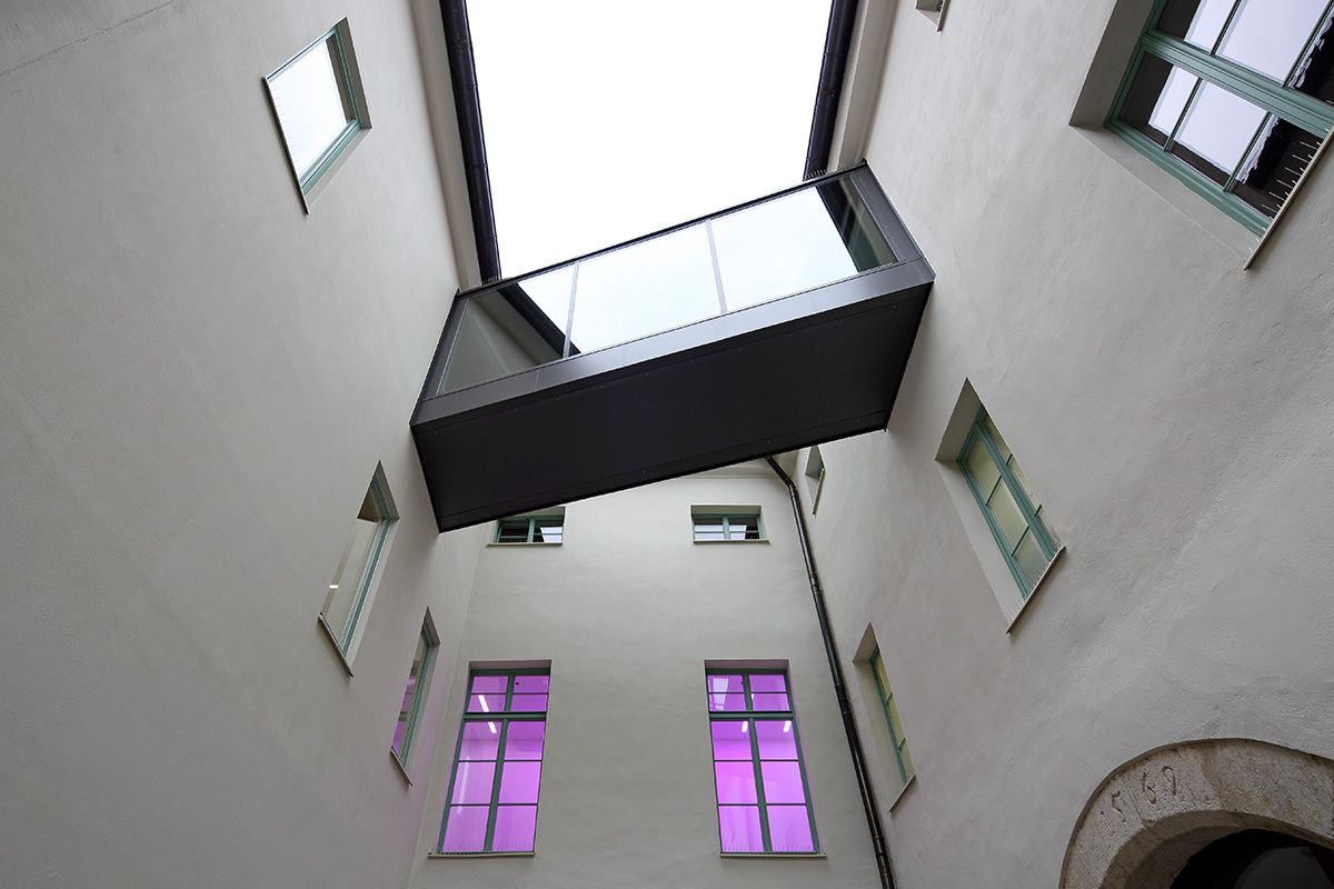Fotografie: Außenansicht des Präsidial-Palais am Bismarckplatz mit Glassteg