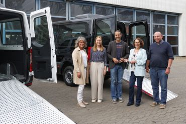 Fotografie: Gruppenbild mit den zwei barrierefreien Fahrzeugen für Odessa