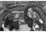 Fotografie - Schwarz-Weiß-Luftaufnahme des Inselparks zwischen Donauarmen 1958