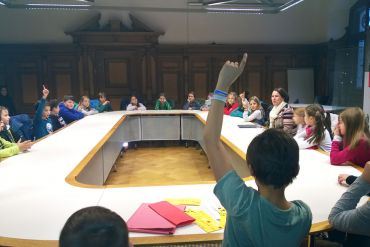Kinderberater - im Gespräch mit Bürgermeisterin Gertrud Maltz-Schwarzfischer (C) Stefanie Baumann Kinderberater - im Gespräch mit Bürgermeisterin Gertrud Maltz-Schwarzfischer