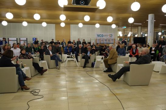 Fotografie - Diskussionen zwischen Bürgerinnen und Experten beim Diskussionsforum Mobilitätswende vom 18. November 2022 (C) Verkehrsclub Deutschland (VCD), Kreisverband Regensburg