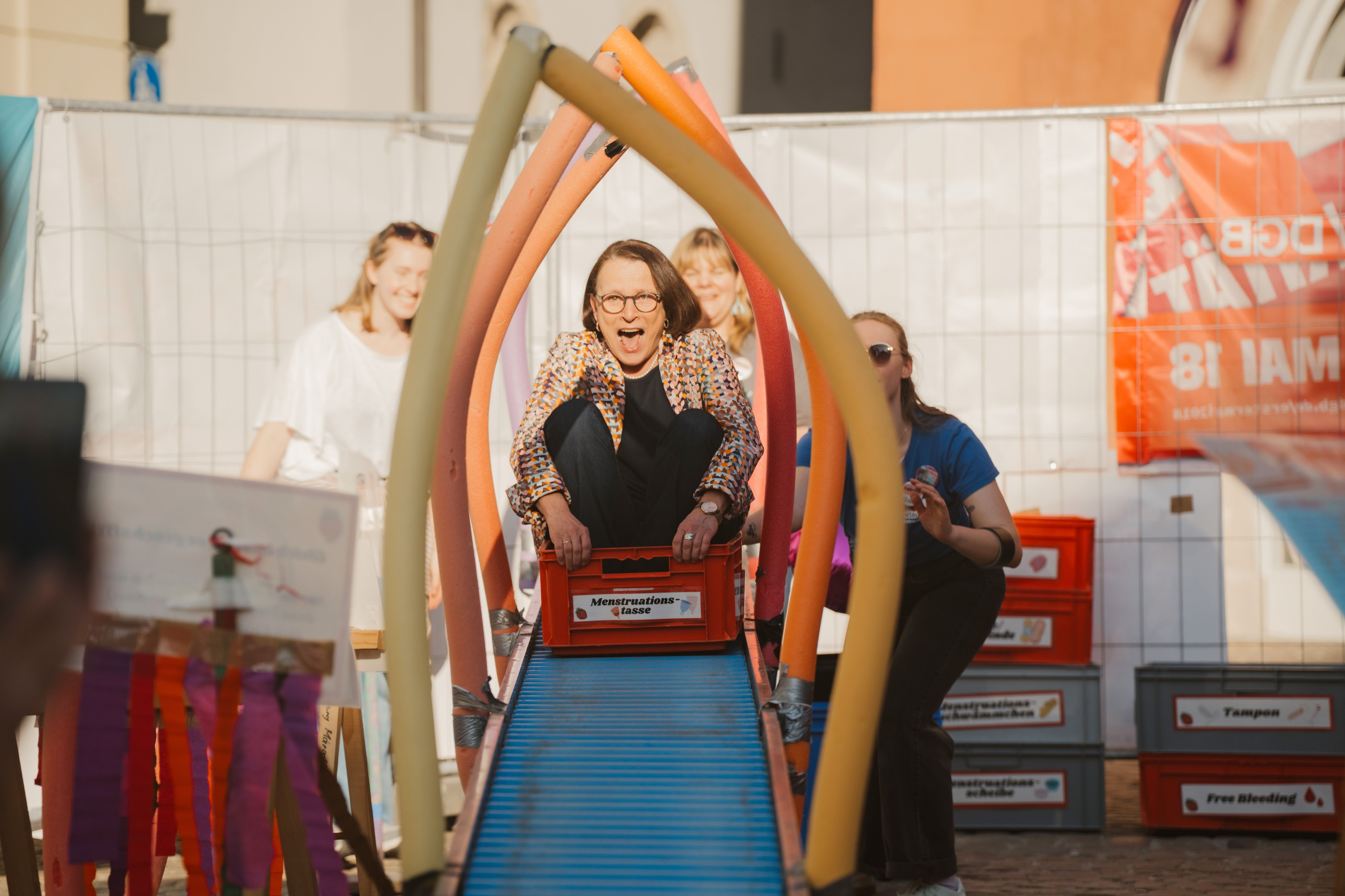 Oberbürgermeisterin Maltz-Schwarzfischer auf Rutsche