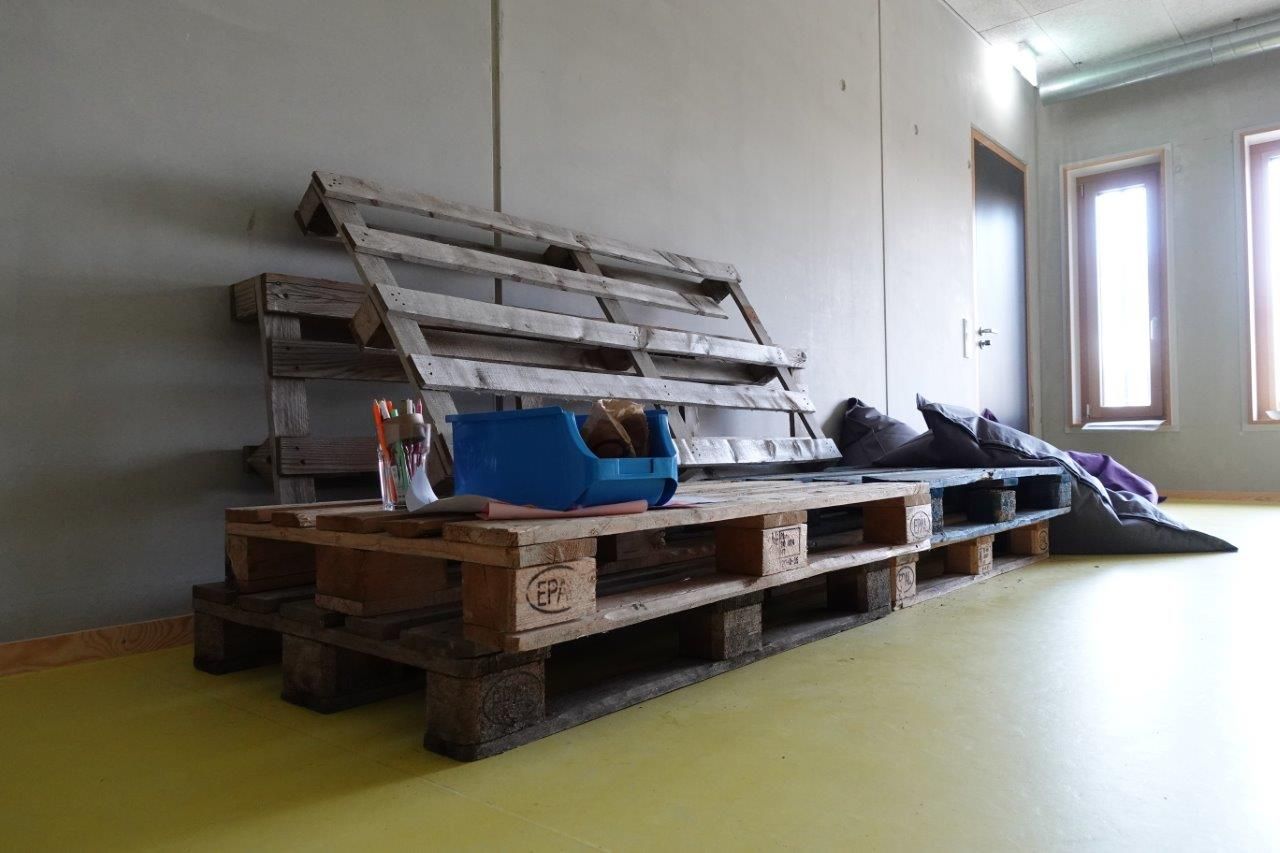 Auf dem Foto ist ein selbstgebautes Sofa aus Paletten zu sehen.