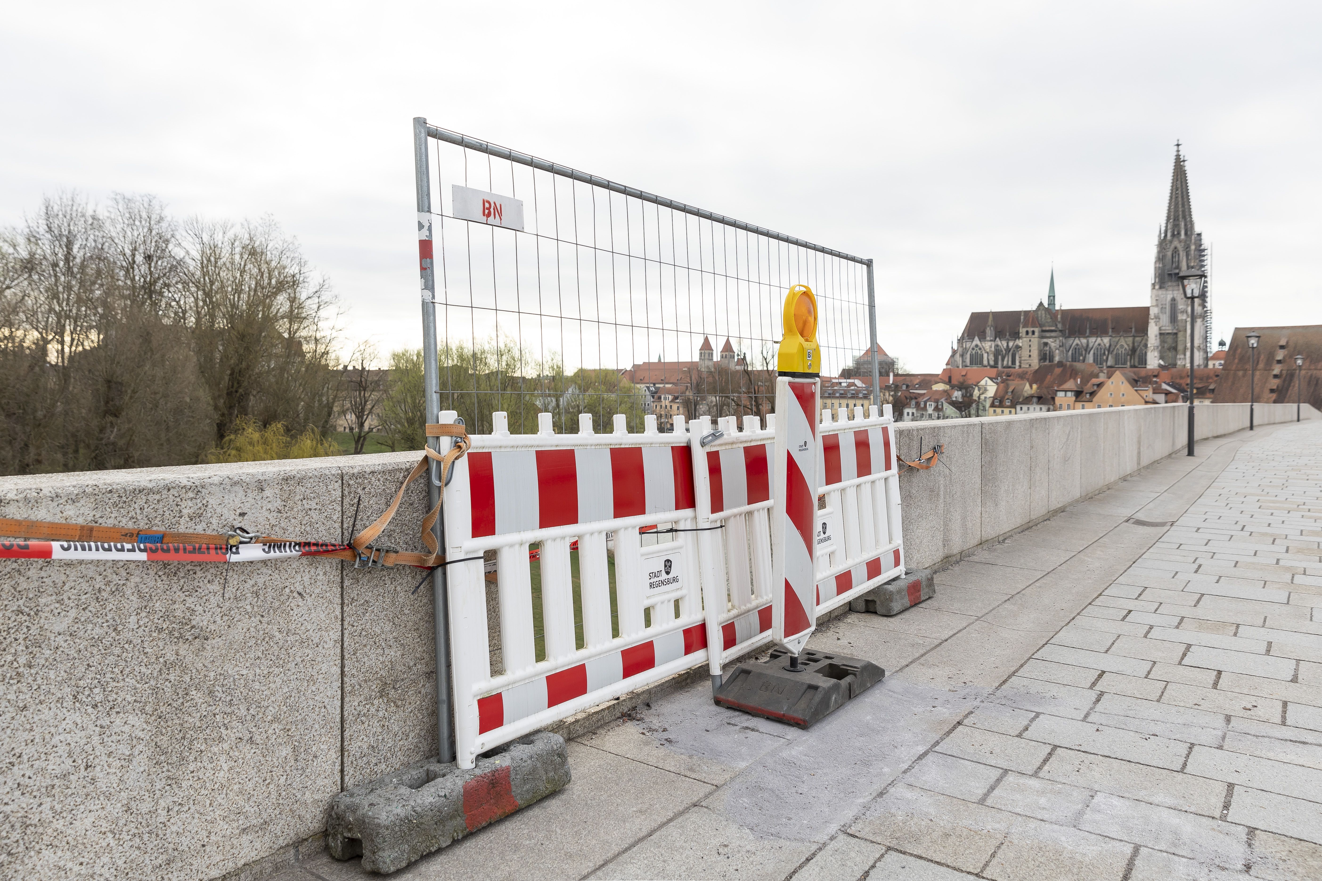 Fotografie: Absperrgeländer auf der Steinernen Brücke