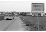Fotografie -  schwarz-weiß, Bus fährt aus Stadtteil heraus, 1977