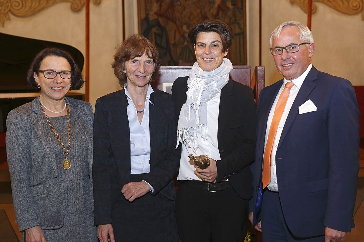 Verleihung des Brückenpreises 2019 - Bürgermeisterin Gertrud Maltz-Schwarzfischer, Professorin Dr. Aleida Assmann, Preisträgerin Dr. phil. Carolin Emcke und Bürgermeister Jürgen Huber (im Bild von links nach rechts )