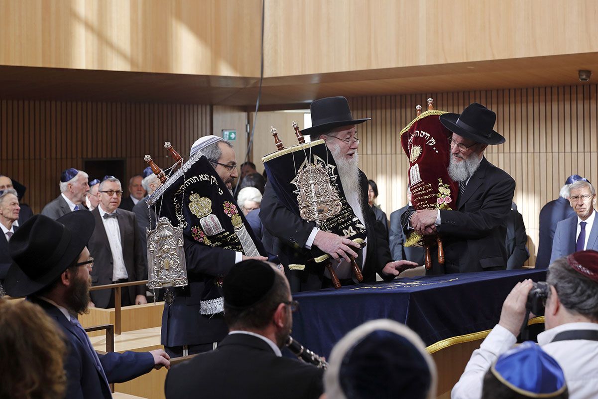 Foto des Monats - Februar 2019: Die Thorarollen werden in die neue Synagoge gebracht. Damit gilt das neue jüdische Gotteshaus als eingeweiht