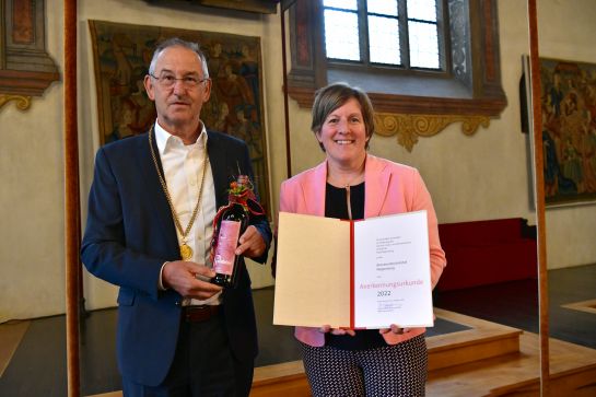 Fotografie - Auszeichnung für die Brauerei Bischofshof; im Bild Bürgermeister Ludwig Artinger und Susanne Horn, Geschäftsführerin der Brauerei Bischofshof