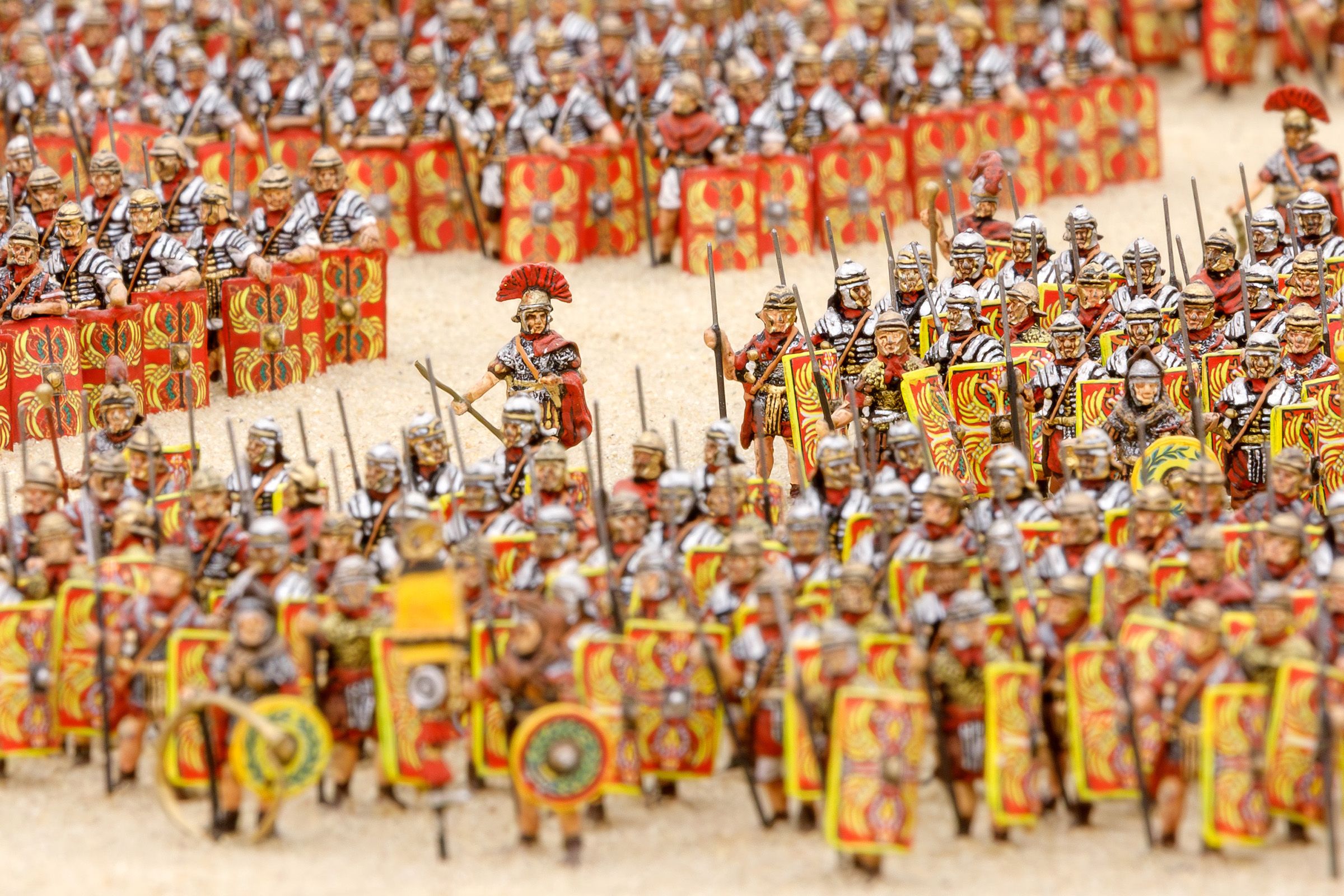 Fotografie: Die römische Legion, nachgestellt mit kleinen Figuren: Ausschnitt aus dem Diorama, das im Zentrum der Ausstellung steht