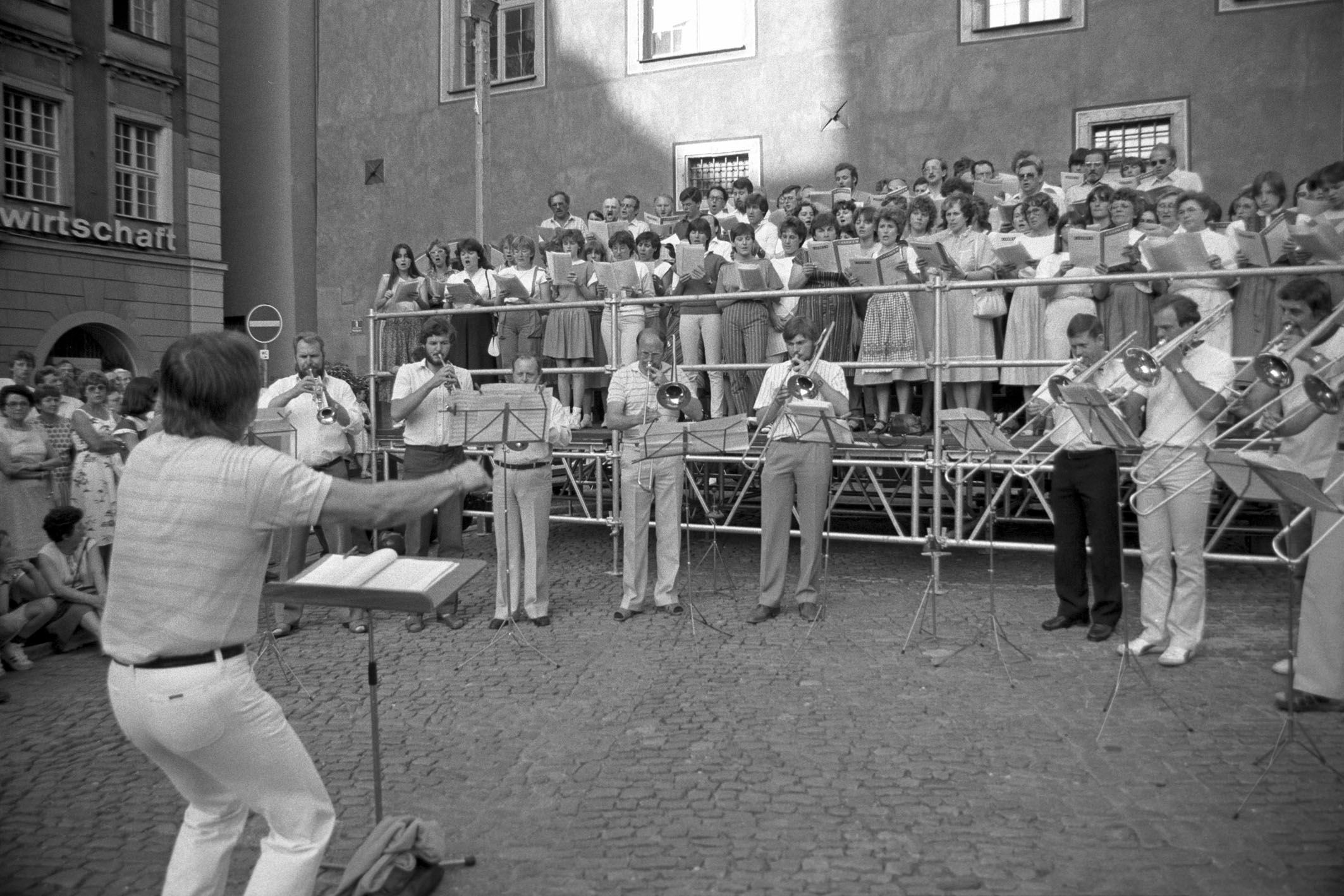 Fotografie: Orchester und Chor mit Dirigent