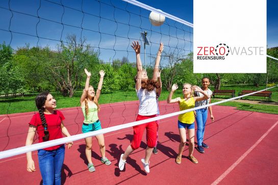Zero Waste - Fokusgruppe Sport und Jugend ©Sergey Novikov / 123rf.com Symbolbild – Kinder spielen Volleyball (C) Sergey Novikov / 123rf.com