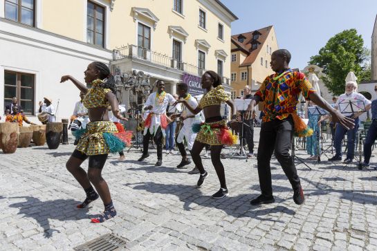 Fotografie: Auftritt der IMLS Chamuka Band und den Blechbläsern der städtischen Sing- und Musikschule am Bismarckplatz am 13. Mai 2022