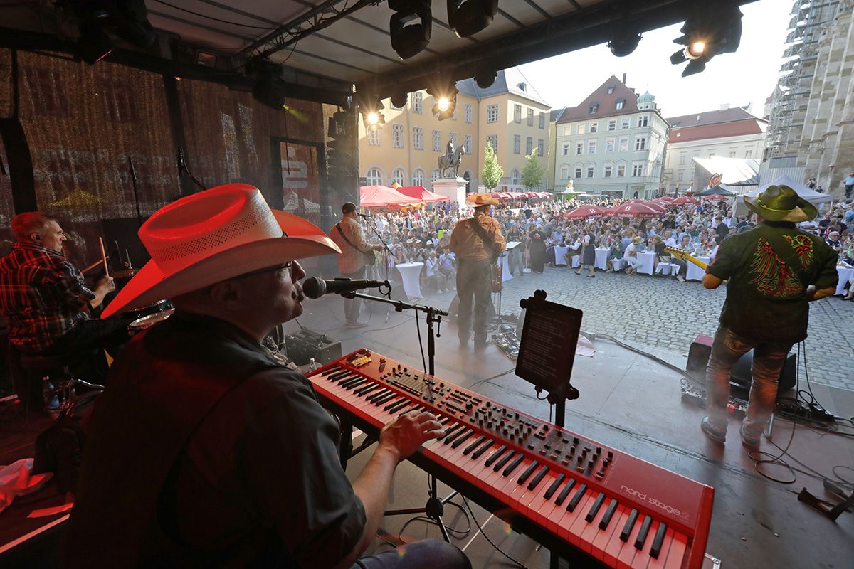 Bühne mit Musikern mit Blick aufs Publikum