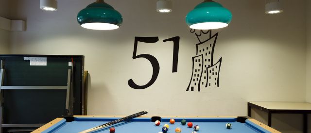 Fotografie - Billardtisch mit Juz Königswiesen Logo an der Wand