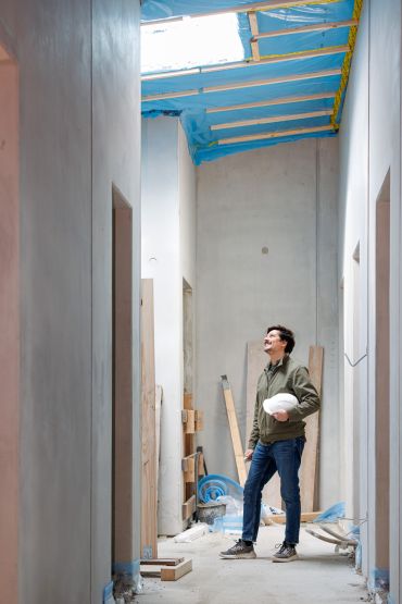 Fotografie – Alexander Florea auf der Baustelle des Jugendzentrums Königswiesen