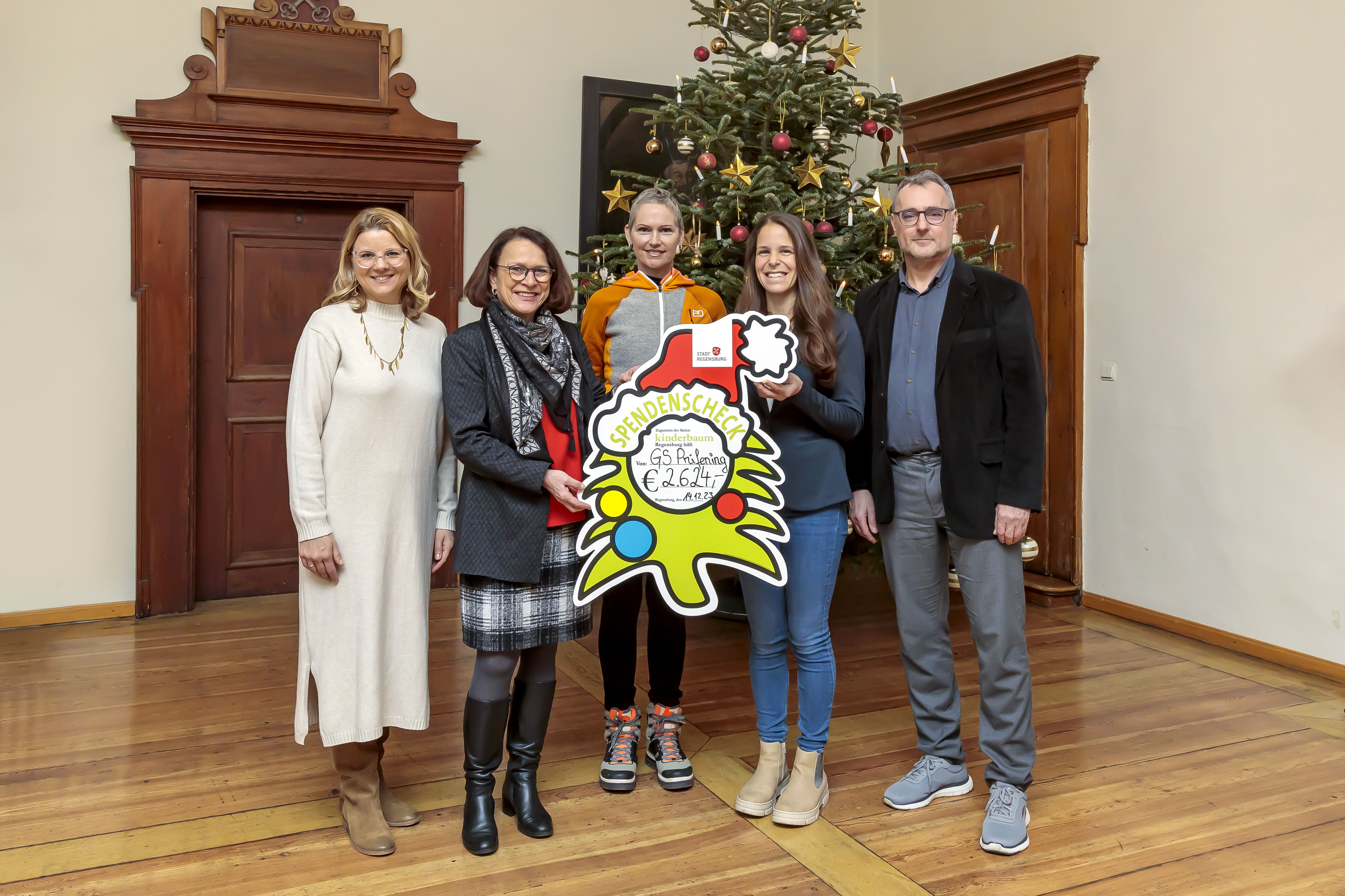 Fotografie-Spendenübergabe an die Oberbürgermeisterin der Grundschule Prüfening in Höhe von 2.624 Euro