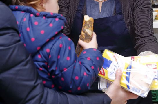 Themenbild Städtische Stiftungen - Wohltätige Zwecke - Fotografie - Lebensmittel werden an eine Frau mit Kind ausgegeben