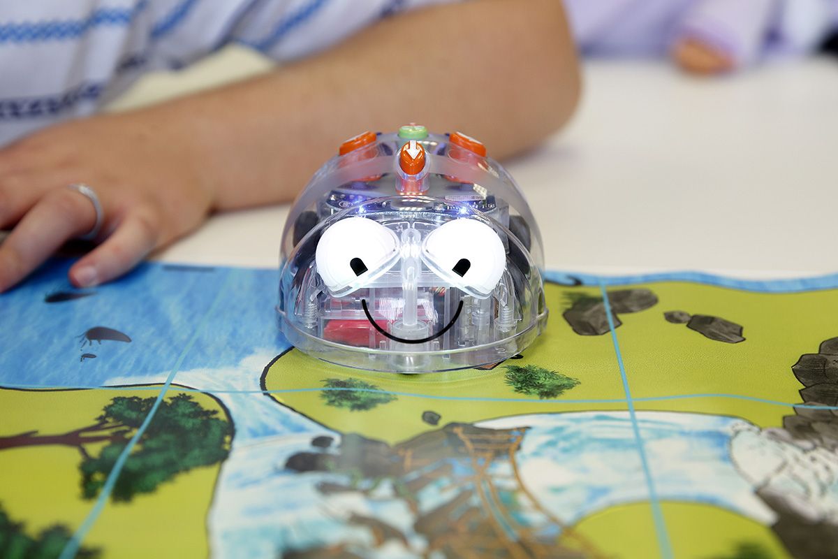 Foto kleiner Roboter auf bunter Unterlage