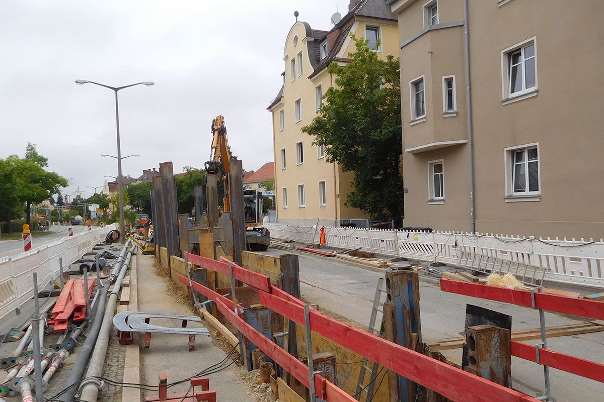 Fotografie - Blick auf die Linienbaugrube für den neuen Kanal in der Straubinger Straße