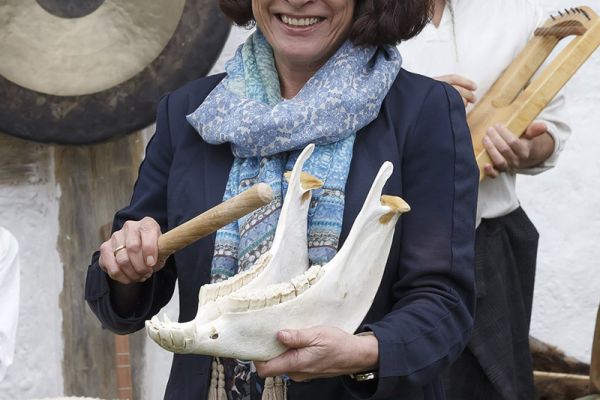 Archiv - Denkmaltag 2019 - Bürgermeisterin Gertrud Maltz-Schwarzfischer im Bajuwarenhaus