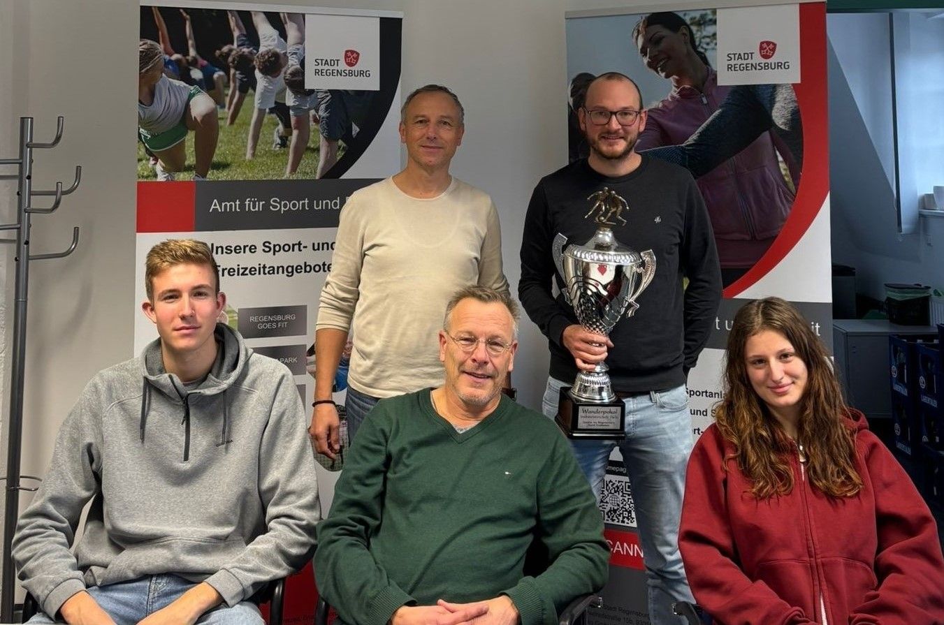 Fotografie – Auslosung im Sportamt 
Hintere Reihe: Christian Goß, Leiter des Amtes für Sport und Freizeit, Maximilian Kastl, Mitarbeiter des Sportamtes
Vordere Reihe: Jakob Wild, FSJ-ler im Sportamt; Ruprecht Herzog, Abteilungsleiter SC Regensburg, Alia Langosch, Mitarbeiterin des Sportamtes
