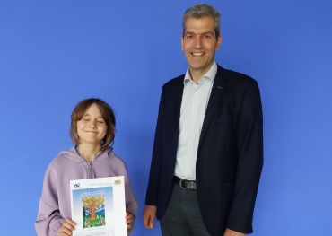 Julia Stierstorfer bei der Übergabe der Schulurkunde an den Schulleiter