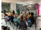 Fotografie – Das vollbesetzte „Community Café“ im M26