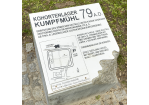 Fotografie: Informationsstein mit einem Plan des Kohortenlagers Kumpfmühl