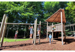Fotografie – Kinder aus der Gruppe der Kinderberaterinnen und Kinderberater testen die Spielgeräte auf dem Inselpark (C) Anna Schledorn