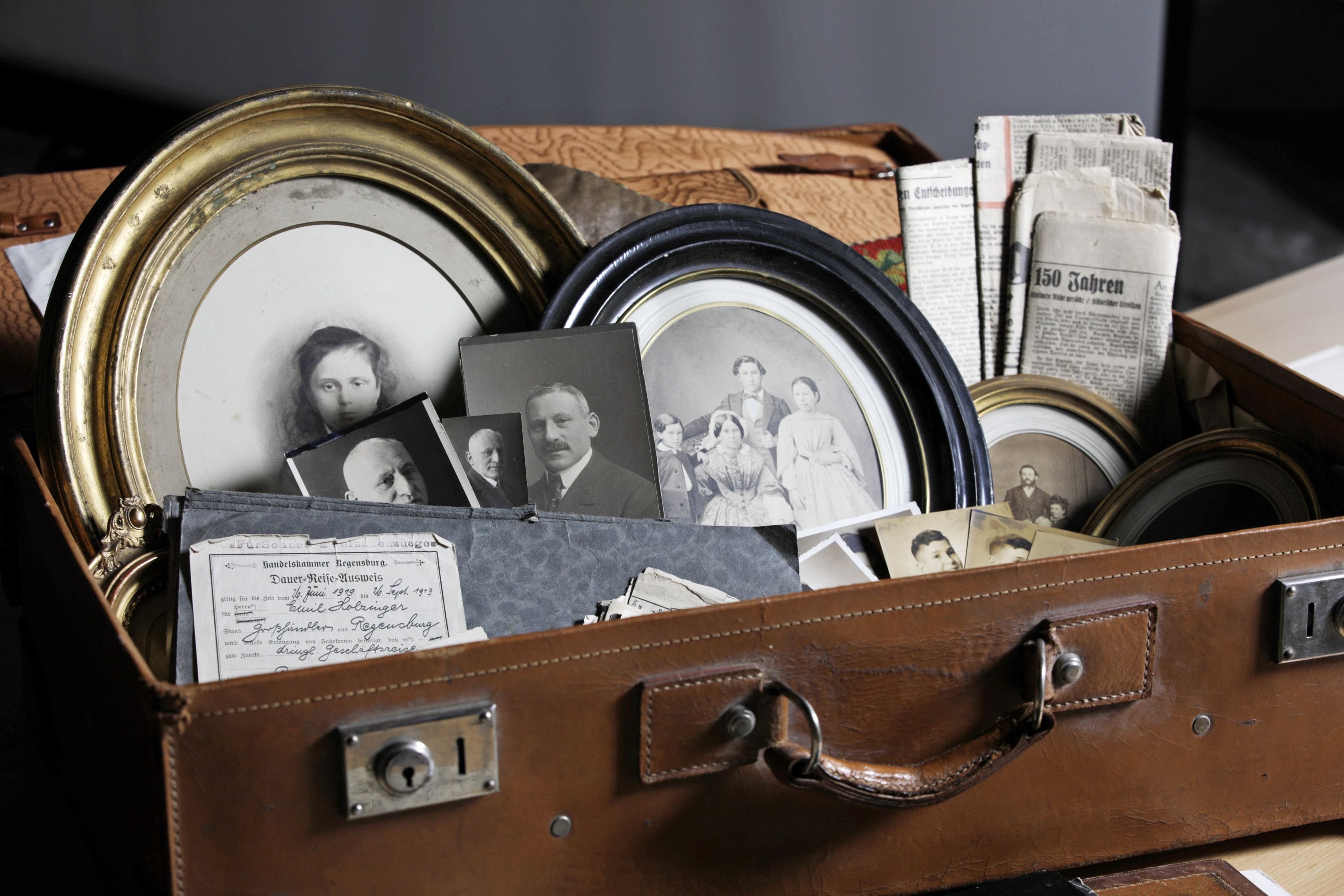 Fotografie: Reise-Pässe und Geburtsurkunden