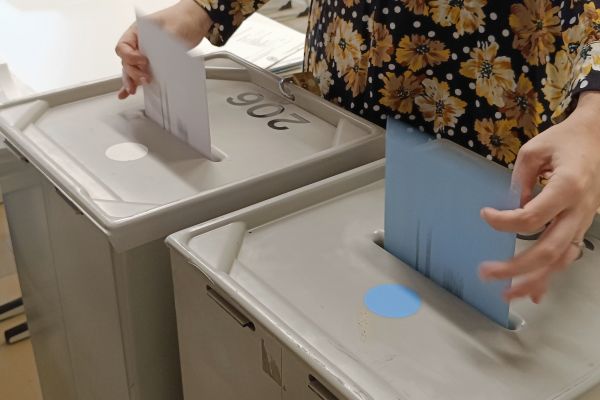 Kommunalwahl 2026, Einwerfen der Unterlagen in die Wahlurne 