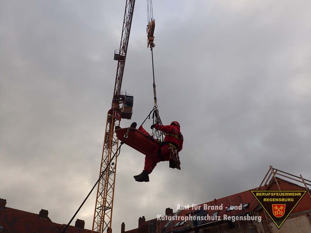 Personenrettung mit einem Baukran und den Höhenrettern der Berufsfeuerwehr Regensburg